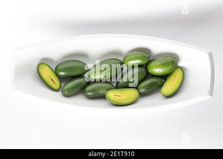 Mini-Avocado ohne Steine oder Cocktail-Avocado. Cocktail Avocado hat essbare Haut. Es wird aus unvermollten Blüten gebildet, die die Bildung des Steins verhindern und das Wachstum stoppen. Stockfoto