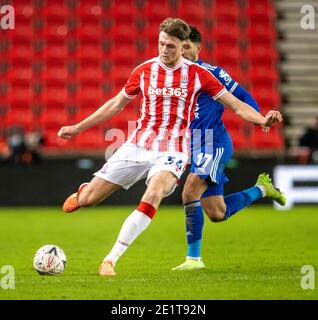 9. Januar 2021; bet365 Stadium, Stoke, Staffordshire, England; English FA Cup Football, Carabao Cup, Stoke City gegen Leicester City; Harry Souttar von Stoke City kreuzt den Ball Stockfoto