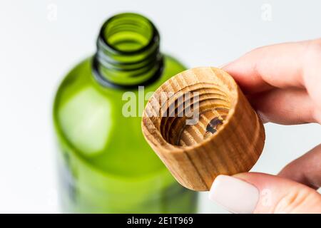 Grüne Glas Kosmetikflasche mit Holzabdeckung für Beauty-Produkte Nachfüllpackung. Minimalistisches Plastikfreies Badezimmerzubehör Stockfoto
