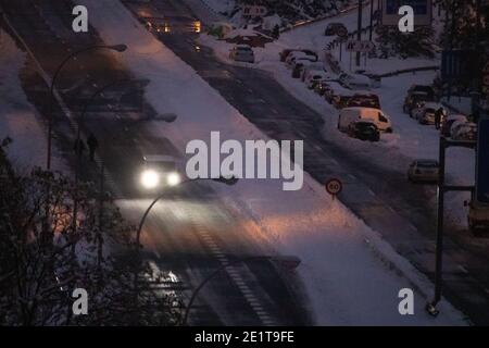 Madrid, Spanien. Januar 2021. Ein Auto, das auf der A-3 Straße fuhr, während viele Autos auf der anderen Seite mitten im Schnee gefangen waren. Álvaro Laguna/Alamy Live News Stockfoto