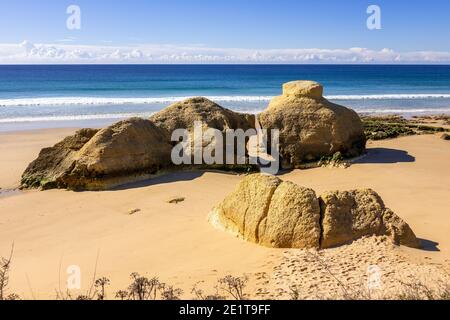 Felsformationen am Praia Gale, Praia da Galé Sandstrand in der Nähe von Albufeira Algarve Portugal Stockfoto