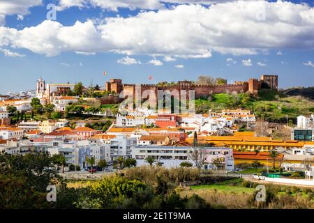 Portugiesische Burg von Silves EINE maurische Burg (Castelo de Silves), auf dem Hügel über der Stadt Silves Inland an der Algarve Portugal Stockfoto