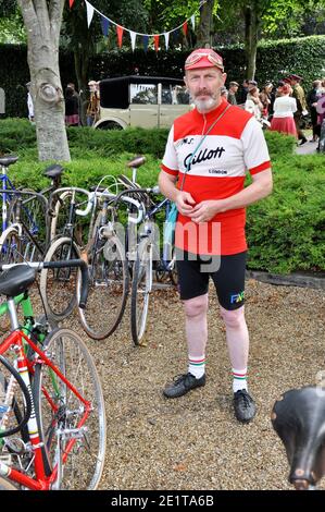 Besucher des Goodwood Revival, Großbritannien, gekleidet in Vintage-Kleidung für Radfahrer. Retro Rennrad Outfit. ALS Gillott-Logo Stockfoto