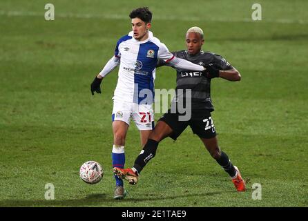 Blackburn Rovers' John Buckley (links) und Doncaster Rovers' Elliot Simoes kämpfen um den Ball während der dritten Runde des Emirates FA Cup im Ewood Park, Blackburn. Stockfoto