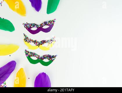 DIY farbige Mardi Gras Maske. Arbeitsplatz mit farbigem Papier, Federn, Konfetti, Glitter und Schere. Vorbereitung der Party. Faschingsdienstag, Fetter Dienstag. F Stockfoto