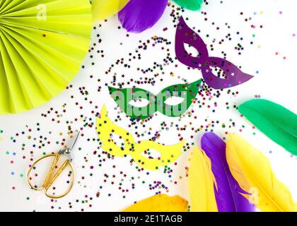 DIY farbige Mardi Gras Maske. Arbeitsplatz mit farbigem Papier, Federn, Konfetti, Glitter und Schere. Vorbereitung der Party. Faschingsdienstag, Fetter Dienstag. F Stockfoto