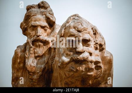 Das Staatliche Russische Museum. Holzbüste alter bärtiger Männer auf weißem Hintergrund Stockfoto