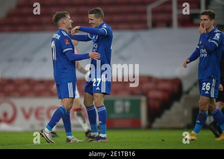 Stoke on Trent, Großbritannien. Januar 2021. Leicester City Mittelfeldspieler Marc Albrighton (11) feiert Torreigen mit Teamkollege Leicester City Verteidiger Timoty Castagne (27) während des FA Cup-Spiels zwischen Stoke City und Leicester City am 9. Januar 2021 im bet365 Stadium, Stoke-on-Trent, England. Foto von Jurek Biegus. Nur redaktionelle Verwendung, Lizenz für kommerzielle Nutzung erforderlich. Keine Verwendung bei Wetten, Spielen oder Veröffentlichungen einzelner Vereine/Vereine/Spieler. Kredit: UK Sports Pics Ltd/Alamy Live Nachrichten Stockfoto