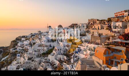 Santorini, Griechenland - 17. September 2020: Oia Dorf mit bunten Häusern auf Santorini Insel, Kykladen, Griechenland Stockfoto