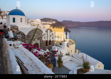 Santorini, Griechenland - 17. September 2020: Griechische Architektur des Dorfes Oia auf der Insel Santorini, Kykladen, Griechenland Stockfoto