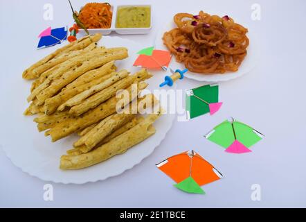 Gujarati berühmte authentische Küche von Fafda, Jalebi, kadhi KI Chutney, geriebene rohe Papaya und grüne Seerose Stockfoto