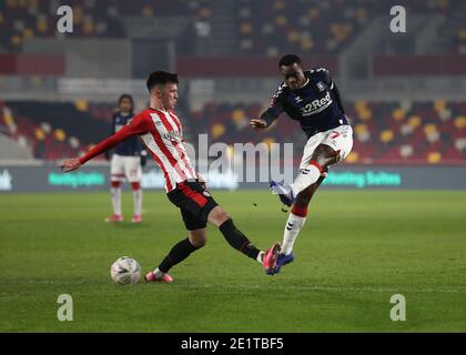 Brentford Community Stadium, London, Großbritannien. Januar 2021. English FA Cup Football, Brentford FC gegen Middlesbrough; Marc Bola von Middlesbrough bei einem Schuss an Alex Gilbert von Brentford Credit: Action Plus Sports/Alamy Live News Stockfoto