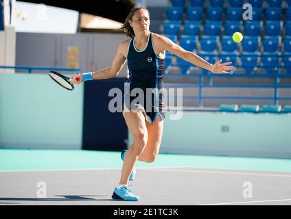 Kateryna Bondarenko von der Ukraine im Einsatz gegen Ons Jabeur Von Tunesien während der zweiten Runde am 2021 Abu WTA-Frauen/LM Stockfoto