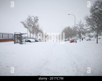 Madrid, Spanien. 09. Januar 2021: Schneesturm, Schneesturm auf den Straßen, Autos bedeckt. Schneit im Winter. Stockfoto