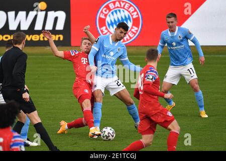 München GRUENWALDER STADION. Januar 2021. Von links: Fiete ARP (FCB), Action, Duelle gegen Semi BELKAHIA (TSV München 1860). Fußball 3. Liga, Liga3, FC Bayern München Amateure-TSV München 1860 0-2, am 9. Januar 2021 in München GRUENWALDER STADION. DIE DFL-VORSCHRIFTEN VERBIETEN DIE VERWENDUNG VON FOTOS ALS BILDSEQUENZEN UND/ODER QUASI-VIDEO. Quelle: dpa/Alamy Live News Stockfoto