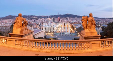 Barcelona - das Panorama vom Palace Real mit der Plaza Espana in der Dämmerung. Stockfoto
