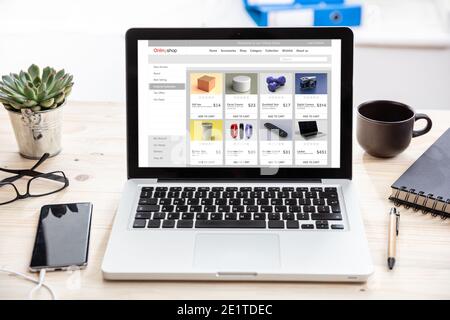 Online-Shop-Website, eShop, E-Commerce, digitale Marketing-Webseite auf einem Laptop-Bildschirm, Büroschreibtisch Hintergrund. Stockfoto
