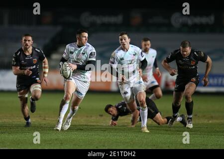 Newport, Großbritannien. Januar 2021. Owen Watkin von den Ospreys macht eine Pause, um einen Versuch von George North (r) einzurichten. Guinness Pro14 Rugby, Dragons V Ospreys Rugby bei Rodney Parade in Newport on Saturday 9th January 2021. PIC by Andrew Orchard/Andrew Orchard Sports Photography/Alamy Live News Credit: Andrew Orchard Sports Photography/Alamy Live News Stockfoto