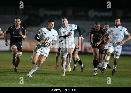 Newport, Großbritannien. Januar 2021. Owen Watkin von den Ospreys macht eine Pause, um einen Versuch von George North zu starten. Guinness Pro14 Rugby, Dragons V Ospreys Rugby bei Rodney Parade in Newport on Saturday 9th January 2021. PIC by Andrew Orchard/Andrew Orchard Sports Photography/Alamy Live News Credit: Andrew Orchard Sports Photography/Alamy Live News Stockfoto