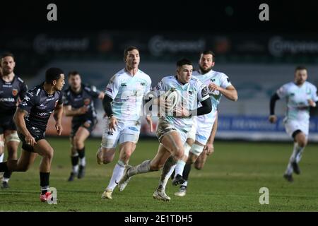 Newport, Großbritannien. Januar 2021. Owen Watkin von den Ospreys macht eine Pause, um einen Versuch von George North zu starten. Guinness Pro14 Rugby, Dragons V Ospreys Rugby bei Rodney Parade in Newport on Saturday 9th January 2021. PIC by Andrew Orchard/Andrew Orchard Sports Photography/Alamy Live News Credit: Andrew Orchard Sports Photography/Alamy Live News Stockfoto