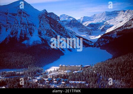 Luftaufnahme des Chateau Lake Louise Hotels im Winter Banff Alberta Kanada Stockfoto