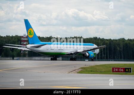 Juli 2019 In Moskau, Russland. Flugzeug Boeing 767-300 Usbekistan Airways am Flughafen Vnukovo in Moskau. Stockfoto