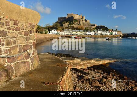 Mont Orguiel Castle, Jersey, Großbritannien 12. Jahrhundert mittelalterliches Wahrzeichen und Hafen der Bucht von Grouville an einem sonnigen Wintertag. Stockfoto