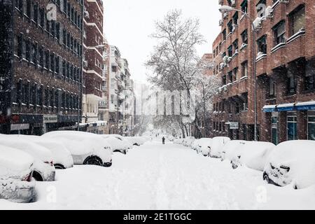 MADRID - 9. JANUAR 2021: Autos, die während des Sturms von Filomena auf einer Handelsstraße in Madrid unter dem Schnee liegen. Stockfoto