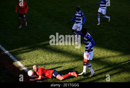 Danny Hylton von Luton Town wurde von ReadingÕs Ethan Bristow während des dritten Spiels des Emirates FA Cup in der Kenilworth Road, Luton, angegangen. Stockfoto