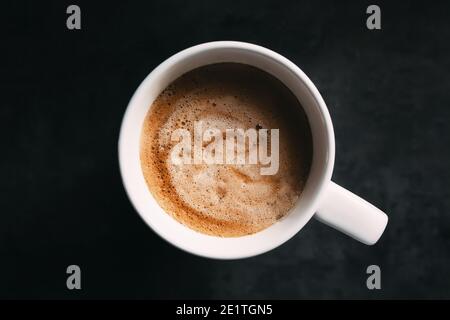 Weiße Kaffeetasse auf dunkelgrauem Hintergrund Stockfoto