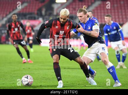 Bournemouth, Großbritannien. Januar 2021. Joshua King von Bournemouth und Carl Piergianni von Oldham Athletic während des FA Cup-Spiels im Vitality Stadium, Bournemouth Bild von Jeremy Landey/Focus Images/Sipa USA 09/01/2021 Credit: SIPA USA/Alamy Live News Stockfoto