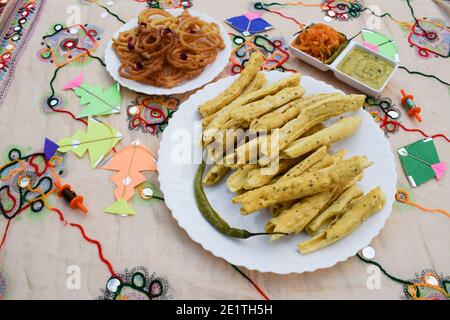 Uttarayan, Maar sankranti, spezielle Lebensmittel aus Gujarat Fafda, Faafda, Jalebi, roher Papaya-Salat, undhiyu und grün Chilly. Für Drachenfest mit t Stockfoto