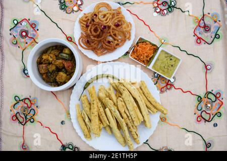 Uttarayan, Maar sankranti, spezielle Lebensmittel aus Gujarat Fafda, Faafda, Jalebi, roher Papaya-Salat, undhiyu und grün Chilly. Für Drachenfest mit t Stockfoto