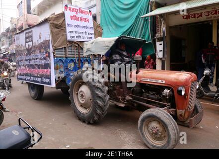 Beawar, Rajasthan, Indien, 9. Januar 2021: Landwirt auf Traktor in Richtung Delhi-UP Ghazipur Grenze auf NH 24 während eines Protests gegen die neuen landwirtschaftlichen Gesetze, in Beawar. Die achte Gesprächsrunde zwischen der Regierung und Vertretern protestierender Gewerkschaften endete ergebnislos und das nächste Treffen wird voraussichtlich am 15. Januar stattfinden. Kredit: Sumit Saraswat/Alamy Live Nachrichten Stockfoto