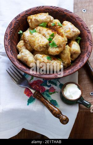 Kohlbrötchen, ein traditionelles Gericht der moldawischen und rumänischen Küche. Stockfoto