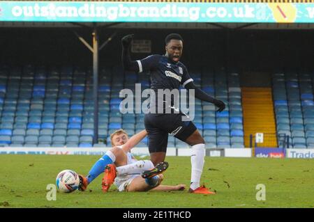 Barrows Chris Taylor tackelt Southends James Olayinka während des Sky Bet League 2 Spiels zwischen Southend United und Barrow in Roots Hall, Southend am Samstag, 9. Januar 2021. (Kredit: Ben Pooley - MI News) Kredit: MI Nachrichten & Sport /Alamy Live Nachrichten Stockfoto