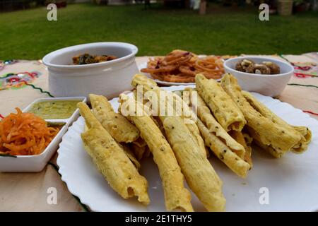 Uttarayan, Maar sankranti, spezielle Lebensmittel aus Gujarat Fafda, Faafda, Jalebi, roher Papaya-Salat, undhiyu und grün Chilly. Für Drachenfest mit t Stockfoto