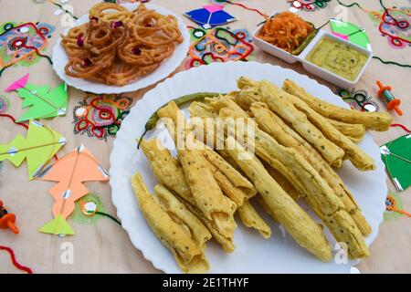 Uttarayan, Maar sankranti, spezielle Lebensmittel aus Gujarat Fafda, Faafda, Jalebi, roher Papaya-Salat, undhiyu und grün Chilly. Für Drachenfest mit t Stockfoto