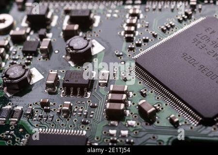 Computer Schaltungen Hardware Nahaufnahme. Motherboard Teile, Chips, Verbindungen, Leiterplatten sichtbar. Stockfoto