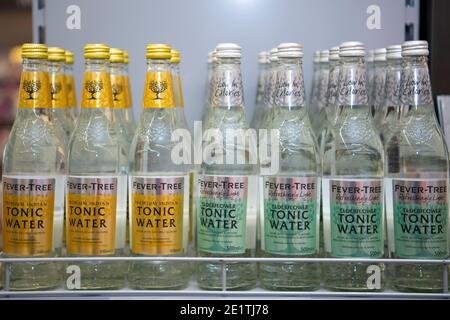 Flaschen von Fever Tree Tonic Water auf einem Regal in einem Supermarkt in Cardiff, Wales, Vereinigtes Königreich zu verkaufen. Stockfoto