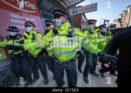 Coronavirus: Verhaftungen werden während einer versuchten Anti-Lockdown-Versammlung in Clapham Common gegen die aktuelle Regierung COVID19 Restriktionen, Großbritannien, durchgeführt. Stockfoto