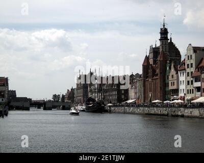 Die Altstadt von Gdańsk - Motława Ufer mit einem historischen Holzkran und einem Kaufmannsschiff aus der Vorkriegszeit. Stockfoto