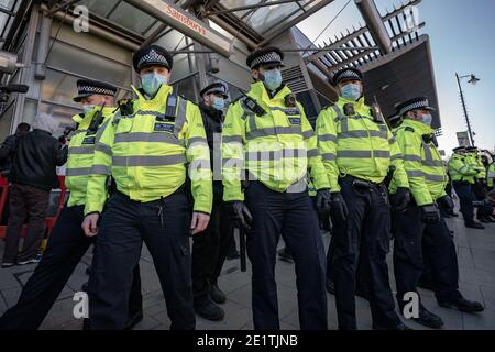 Coronavirus: Verhaftungen werden während einer versuchten Anti-Lockdown-Versammlung in Clapham Common gegen die aktuelle Regierung COVID19 Restriktionen, Großbritannien, durchgeführt. Stockfoto
