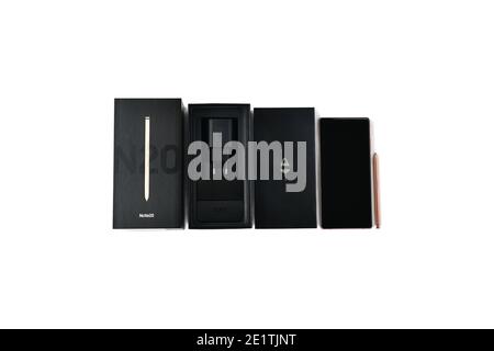 Surgut, Chanty-Mansiyskiy avtonomnyy okrug, Russland - 27. Dezember 2020: Samsung Galaxy Note 20 Smartphone Bronze. Lieferung Set, Verpackung, Box, Netzstecker, Handy-Panel, Kantenanwahl, Eingabestift. Stockfoto