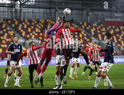 Brentford Community Stadium, London, Großbritannien. Januar 2021. English FA Cup Fußball, Brentford FC gegen Middlesbrough; Torwart Jordan Archer von Middlesbrough schlägt den Ball über Ethan Pinnock von Brentford, um seine Box zu löschen Credit: Action Plus Sports/Alamy Live News Stockfoto