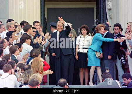 US-Senator Bob Dole, Mitte, Wellen, als er das US-Kapitolgebäude verlässt, umgeben von Kollegen und Unterstützern auf seinem Ruhestand vom Kongress 11. Juni 1996 in Washington, D.C. Dole beendet seine 35-jährige Karriere im Kongress. Stockfoto