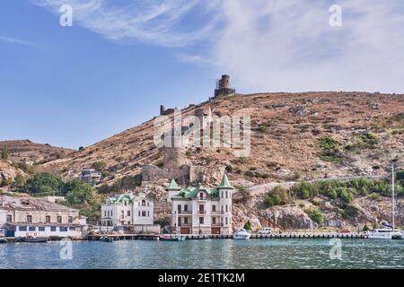 Blick auf den Berg Krepostnaya mit den Ruinen der mittelalterlichen genuesischen Festung Chembalo, Balaklava Region Sewastopol, Krim-Halbinsel, Russland. Stockfoto