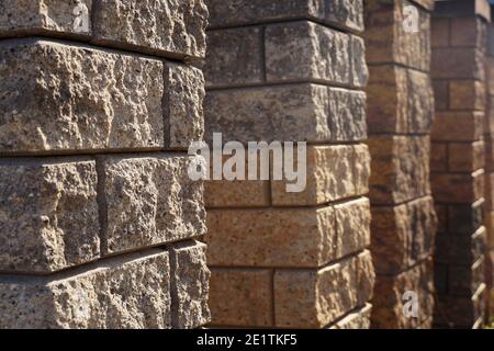 Shop mit Baumaterialien. Zaunpfosten aus geteiltem Gesichtsblock. Stockfoto