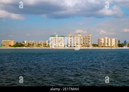 Fort Myers Beach Florida Urlaubsziel, Küste von Estero Island mit Hotel Resort Gebäude am Strand, Blick vom Boot Stockfoto