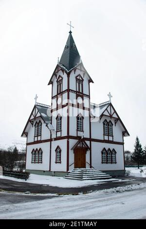 Panorama Winter Schnee Ansicht der hölzernen Kirchturm Kirche Husavirkurkirkja in Walbeobachtungsort Husavik Nordisland Europa Stockfoto